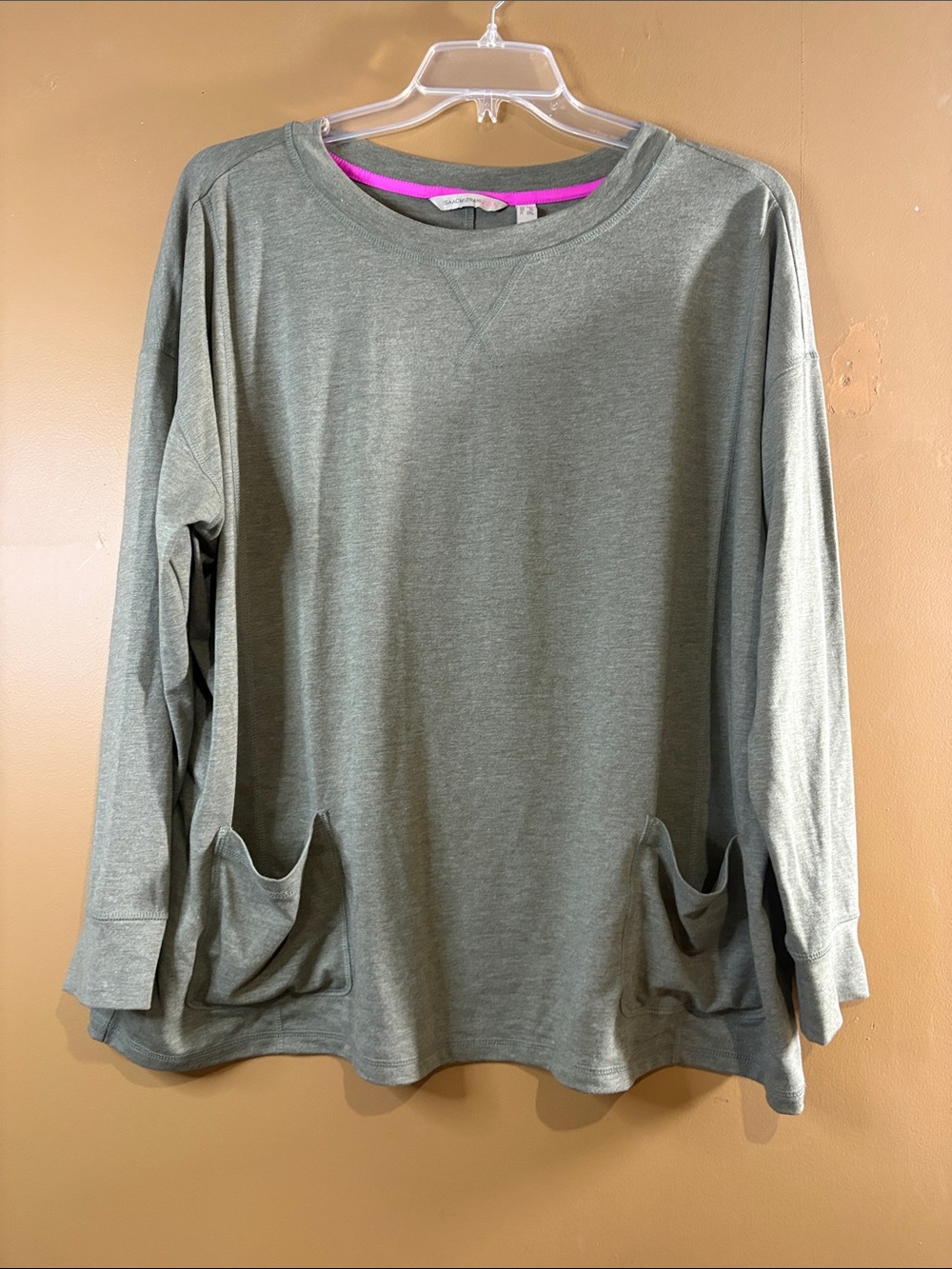 HC1041. Isaac Mizrahi Live! Heather Green Long Sleeve Pullover with Front Pocket